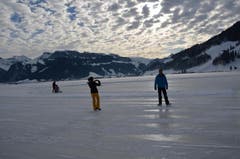 Unter dem Eis hat es nur ganz wenig Wasser, darum gefriert es auf dem Sihlsee schneller als anderswo. (Bild: Charly Keiser / Neue SZ)