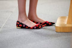 Theresa May mit Kussmund-Schuhen in Brüssel. (Bild: Yoan Valat/EPA)