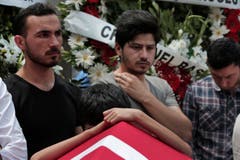Die Menschen verabschieden sich bei einer Beerdigung nach den Anschlägen in Istanbul. (Bild: AP/Lefteris Pitarakis)