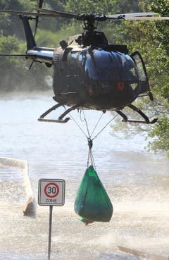 Die Bundeswehr bringt in Schönebeck (Sachsen-Anhalt) Sandsäcke. (Bild: Keystone)