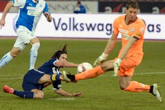Luzerns Jahmir Hyka (links) verpasst ein Tor gegen GC-Torhüter Vaso Vasic. (Bild: Keystone)