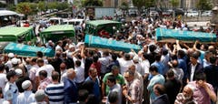 Die Menschen verabschieden sich bei einer Beerdigung nach den Anschlägen in Istanbul. (Bild: EPA/SEDAT SUNA)