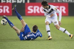 Luzerns Francois Affolter, (links) geht zu Boden im Duell gegen Luganos Antonini Culina. (Bild: Keystone / Marcel Bieri)