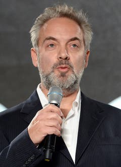 Über den Inhalt des neuen Agentenstreifens wollte Regisseur Sam Mendes nichts verraten, der Titel aber gebe «jenen, die mit dem Bond-Universum vertraut sind», bereits Hinweise. So ist «Spectre» (im Deutschen: «Phantom») jene Terrororganisation, der Blofeld vorsteht. Der Bösewicht, dessen Markenzeichen eine weisse Perserkatze und ein Ring mit Oktopus-Emblem ist, tauchte erstmals in «Man lebt nur zweimal» (1967) auf. (Bild: Keystone)