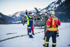 Besprechung der Einsatzkräfte nach der Übung. (Bild: Roger Grütter / Neue LZ)