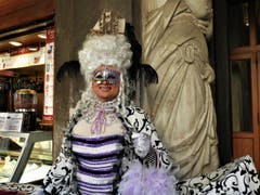 Warum nicht einmal als Mann am Carnevale in eine weibliche Rolle schlüpfen und so als wunderschöne Maske ganz Venedig entzücken ? (Bild: Margrith Imhof-Röthlin)