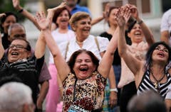Leute während einer Lachtherapie in Venezuela. (Bild: Keystone)