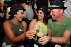 Prost! Auch in Australien wird der St.Patricks's Day gefeiert. (Bild: Keystone)