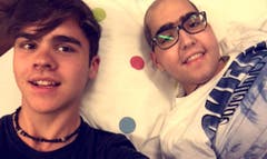 Joel Super, links, und der kranke Fabio posieren am Spendeaktions-Tag für ein Selfie. (Bild: Handout Joel Super)