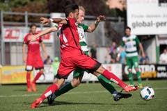 Marco Wiget vom SC Kriens, hinten, im Kampf um den Ball gegen Thuns Matteo Tosetti, vorne. (Bild: Keystone / Marcel Bieri)