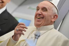 Immer fröhlich: Der Papst während eines Interviews. (Bild: Keystone)