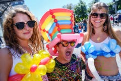 Schrill, bunt und laut. An der Street Parade dominieren seit jeher diese drei Qualitäten. (Bild: Keystone)