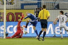 Marco Schneuwly (2. v. links) schiesst das 2:1 für Luzern gegen Torhueter Francesco Russo. (Bild: Keystone / Urs Flüeler)