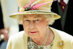 Wie so oft: Die Queen mit extravagantem Hut, hier im Juni 2015. (Bild: Keystone)