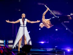 ManuElla (links) aus Slovenien will sich mit «Blue and Red» ins ESC-Finale singen. (Bild: EPA/MAJA SUSLIN)