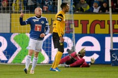 Der Luzerner Marco Schneuwly, links, jubelt nach seinem Tor zum 1:0 gegen den Berner Torhüter Yvon Mvogo, rechts. (Bild: (KEYSTONE/Nick Soland))