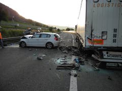 Das erste Unfallauto (hinten links) prallte frontal ins Heck dieses Sattelschleppers. Für zwei Personen kam jede Hilfe zu spät. (Bild: Kantonspolizei Schwyz)
