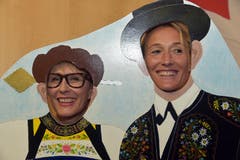 Die Oberdorfer Gemeindepräsidentin Judith Odermatt-Fallegger (links) und Festrednerin, Frau Landammann Susanne Hochuli (AG) lassen sich hinter der mit Trachten bemalten Fotowand ablichten. (Bild: Romano Cuonz (Neue NZ))