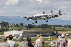 Eine Super Constellation vor der Landung. (Bild: Keystone)