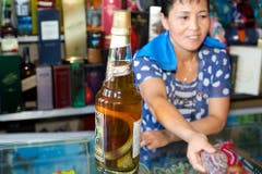 In der Stadt Tumangang kann man in Vodka eingelegte Schlangen kaufen.