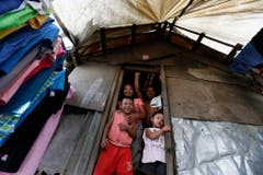Das Haus einer philippinischen Familie wurde notdürftig wieder aufgebaut. (Bild: Keystone)