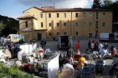 In Amatrice wurde unter freiem Himmel eine medizinische Notfallstation errichtet. (Bild: AP / Alessandra Tarantino)