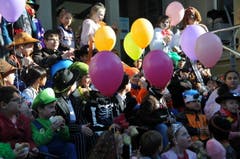 An der Kinderfasnacht Hergiswil sorgten längst nicht nur die Kleinen für die fasnächtliche Stimmung. (Bild: Matthias Piazza (Hergiswil, 17. Februar 2017))