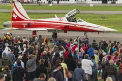 Tausende bestaunen einen Piloten der Patrouille Suisse, der die Fans aus seinem Tiger F5-E aus kurz vor dem Start grüsst. (Bild: Keystone)