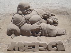DANKE / Sandfigur in Cannes (Bild: Karin Buholzer)