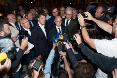 Der französische Innenminister Bernard Cazeneuve (Mitte) spricht nach der Attacke zu den Medien. (Bild: OLIVIER ANRIGO)