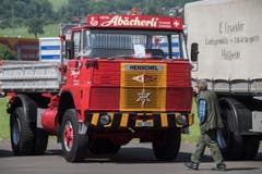 Ausserdem fand auf dem Flugplatz Alpnach auch das Family Truck Festival statt. Die Besucher bestaunten die Oldtimer-Trucks. (Bild: Boris Bürgisser, Luzerner Zeitung / Alpnach, 27.05.2017)