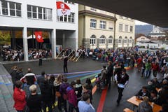 Fahnenschwinger zeigen ihr Können auf dem Schulhausplatz. (Bild: Robert Hess (OZ))