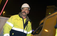 Sprengmeister Walter Weber ist zufrieden mit der Sprengung. (Bild: Keystone)