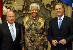 Nelson Mandela mit FIFA-Chef Joseph Blatter (links) und Adolg Ogi 2003 in Zürich. (Bild: Keystone)