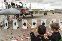 Flugfans betrachten einen Schwedischen Gripen E, Plakate neben dem Flugzeug benennen die Länder, welche den Kampfjet im Dienst haben oder haben werden, (Bild: Keystone)