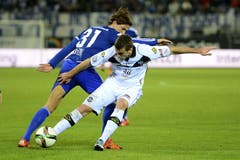 Domen Crnigoj (vorne) von Lugano im Spiel gegen Hekuran Kryeziu von Luzern. (Bild: Keystone / Urs Flüeler)