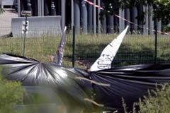 French police search for second man in factory attack (Bild: Keystone)