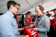 Torhüterin Gaelle Thalmann gibt auf dem Boot Autogramme. (Bild: KEYSTONE / SALVATORE DI NOLFI)