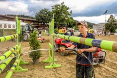 Helfer bereiten den Parcours vor. (Bild: Philipp Schmidli)