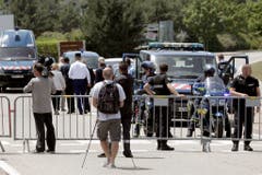 French police search for second man in factory attack (Bild: Keystone)