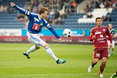 Luzerns Michael Frey (links) im Duell mit Manuel Sutter von Vaduz. (Bild: Keystone / Urs Flüeler)