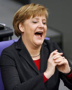 Die deutsche Bundeskanzlerin Angela Merkel hat auch manchmal Grund zum Lachen - sogar während einer Sitzung im Bundestag, am 16. März 2006. (Bild: Keystone)