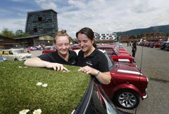 Patricia Winiger und Marlis Kneubühler bestaunen den Mini mit einer Wiese auf dem Dach. (Bild: Stefan Kaiser / Neue ZZ)