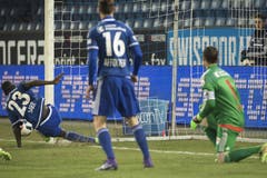 Doch Luzerns Sally Sarr (links) rettet auf der Linie. (Bild: Keystone / Marcel Bieri)