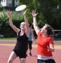 Frisbee als Aufwärmtraining vor dem Wettkampf. (Bild: Kurt Grüter)