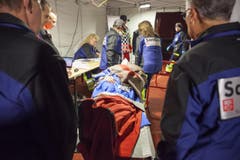 Sanitäter bei der Arbeit. (Bild: Edi Ettlin)
