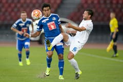 Dario Lezcano, links, im Zweikampf mit Philippe Koch. (Bild: Keystone/Anthony Anex)