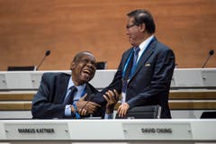 Ein lachender Issa Hayatou, amtierender Fifa-Präsident, begrüsst David Chung, einen seiner Vizes (Bild: Keystone/Ennio Leanza)
