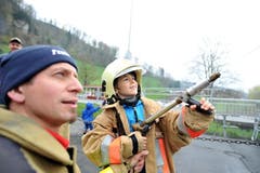 David (7) aus Sarnen darf an die Wasserspritze, betreut durch Maschinist Martin Imfeld. (Bild: Christoph Riebli / Neue OZ)
