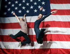 Freudensprung vor der amerikanischen Flagge: Barack Obama bleibt Präsident. (Bild: Keystone)